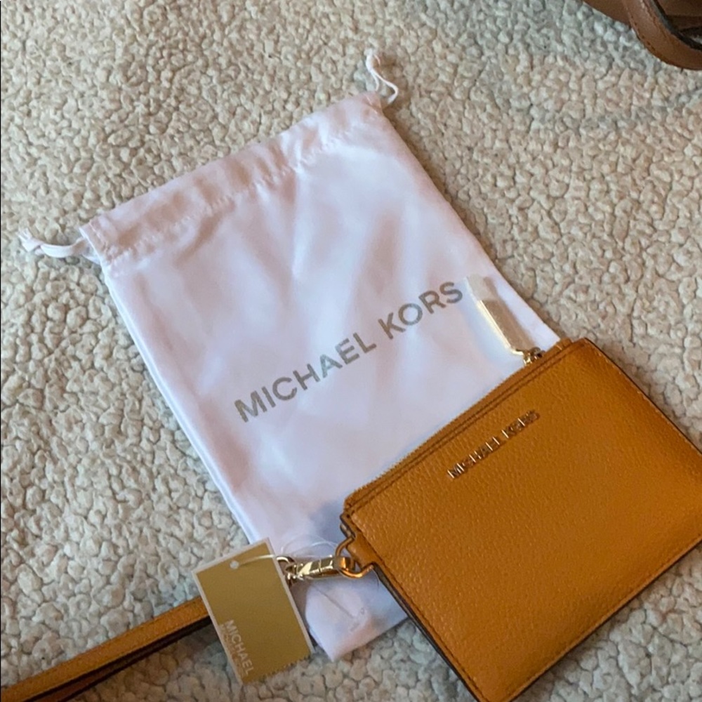 michael kors wristlet - Picture 3 of 4
